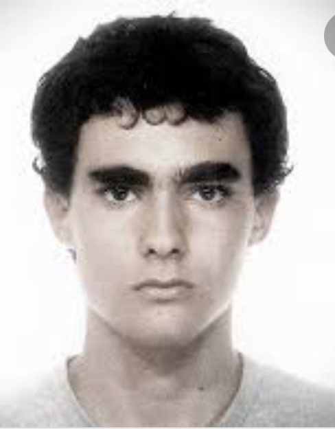 paolomaggioni's tweet photo. “Oggi avresti 35 anni, l’età di un uomo adulto, e tante cose, forse anche belle, accanto a te. Non smettere mai di parlarmi, piccolo mio, ovunque tu sia”. Le parole del tuo papà spezzano il cuore. Buon compleanno Aldro. Non ti dimentichiamo #FedericoVive #FedericoAldrovandi https://t.co/thcVRXowA2