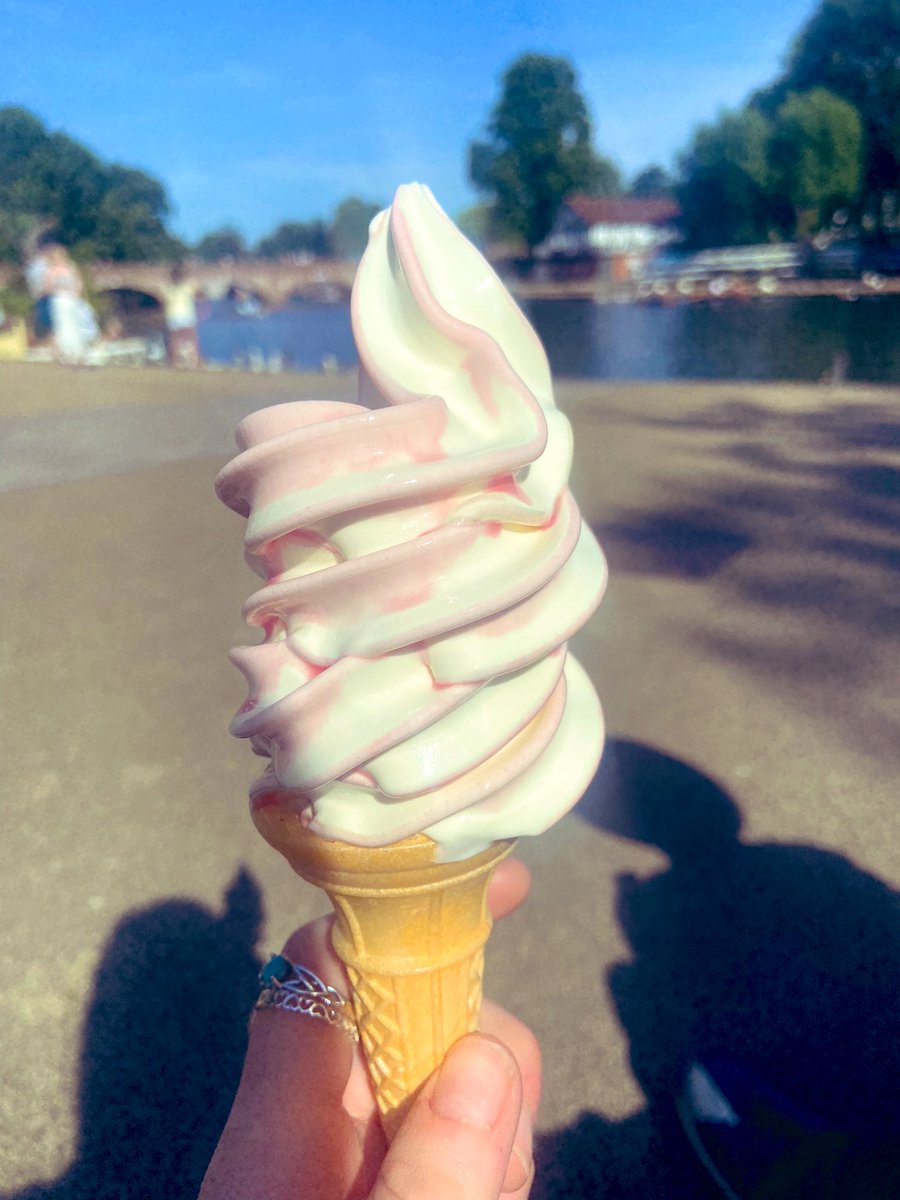 MissDaisyEvans's tweet photo. Yesterday afternoon’s pre-show cool down!! 🍦☀️🌳
#Richardlll #DepLife #Melting https://t.co/vsMyk2Va1q