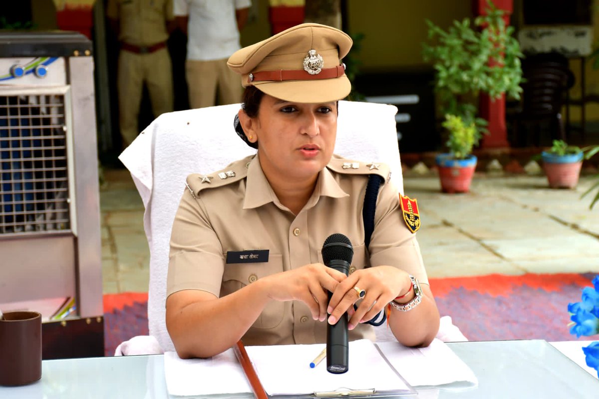 JhalawarPolice's tweet photo. #Jhalawar:जिला SP @Tomarhricha द्वारा आज प्रातः पुलिस लाईन झालावाड़ में आयोजित #संपर्क_सभा के माध्यम से जिले के
अधीनस्थ पुलिसकर्मियों की व्यक्तिगत, पारिवारिक एवं सामुदायिक समस्याओं को सुनकर निस्तारण किया व आवश्यक दिशा-निर्देश प्रदान किए।
@PoliceRajasthan @IgpKota https://t.co/YxAL5qQIbt