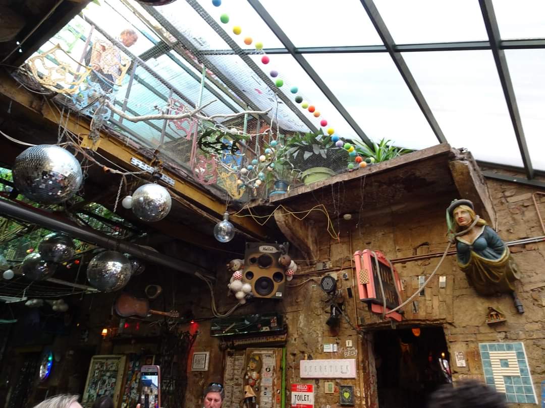 skymanuelima's tweet photo. #Szimpla é o bar em ruínas mais famoso em #Budapeste! #Bares_em_ruínas, são os típicos bares que estão em edifícios abandonados, ou casas antigas; têm um estilo vintage e as suas salas são museus autênticos de reciclagem e criatividade, com todo o tipo de objetos. #Hungria https://t.co/8YPNwm7pFo