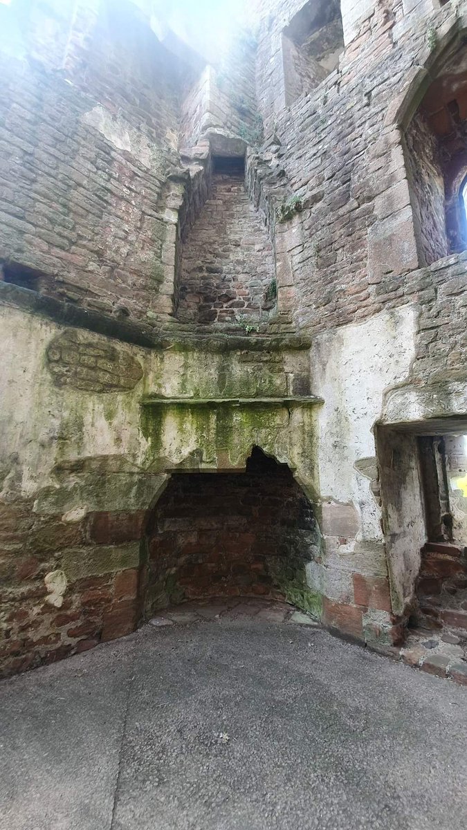 archeohistories's tweet photo. Fireplace in the ruins of Brougham Castle (13th Century CE), near the town of Penrith in Cumbria, England.
#archaeohistories https://t.co/n8McrsCq7q
