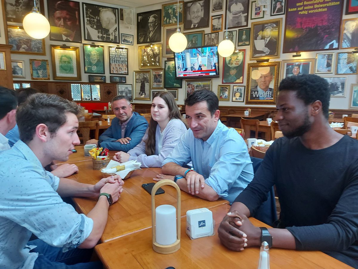 erionveliaj's tweet photo. Beende Ich die kurze Reise nach Hannover, indem die Erfahrung von @tiranaeyc mit Jugendaktivisten teilen!  Vielleicht kann Hannover das nächste EYC sein!

Junge Menschen müssen das europäische Projekt wie geplant zu Ende bringen, das wird nicht einfach, aber lebenswichtig! 🇦🇱🇩🇪🇪🇺 https://t.co/LFisXg2cd4