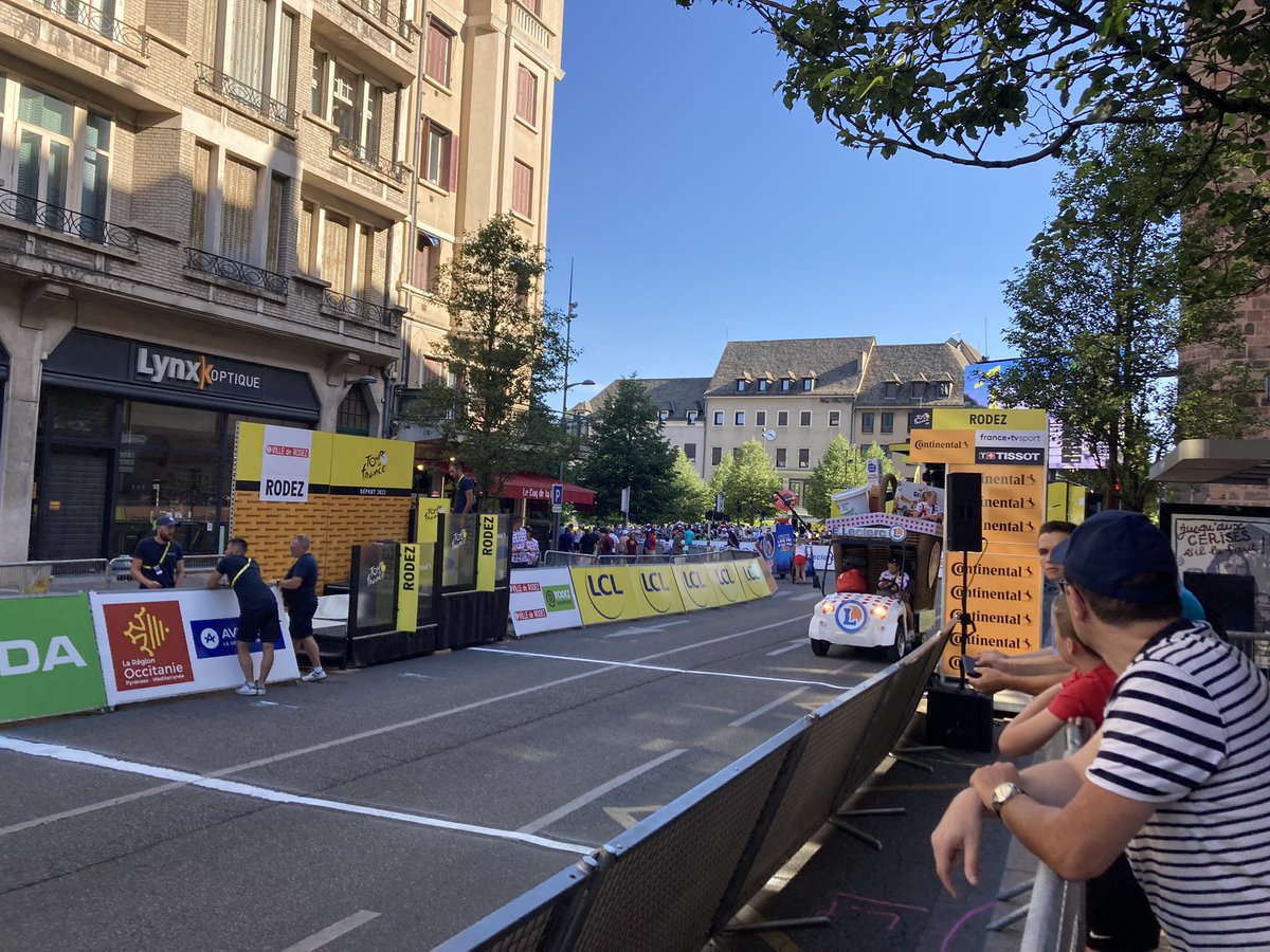 GuilhemRichaud's tweet photo. La ligne de départ ! Certains sont déjà bien placé. Mais l’attente va être longue : passage de la caravane à 11h05. Les coureurs à 13h05 ! #TDFCP https://t.co/bdWfZd4sR5