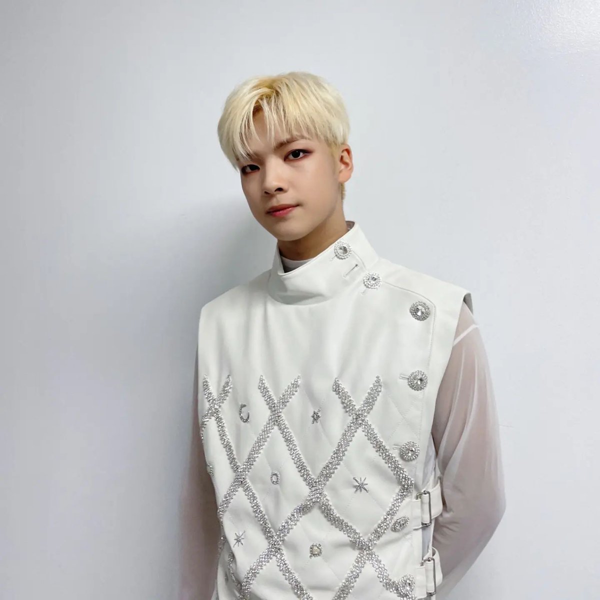 ghost9_ph's tweet photo. [220716 official.ghost9 IG]

🐭✌️🤍

#준성이의스타일기 #JunseongStyle
#최준성 #CHOIJUNSEONG
#GHOST9 #고스트나인 https://t.co/1g9IXlEduy