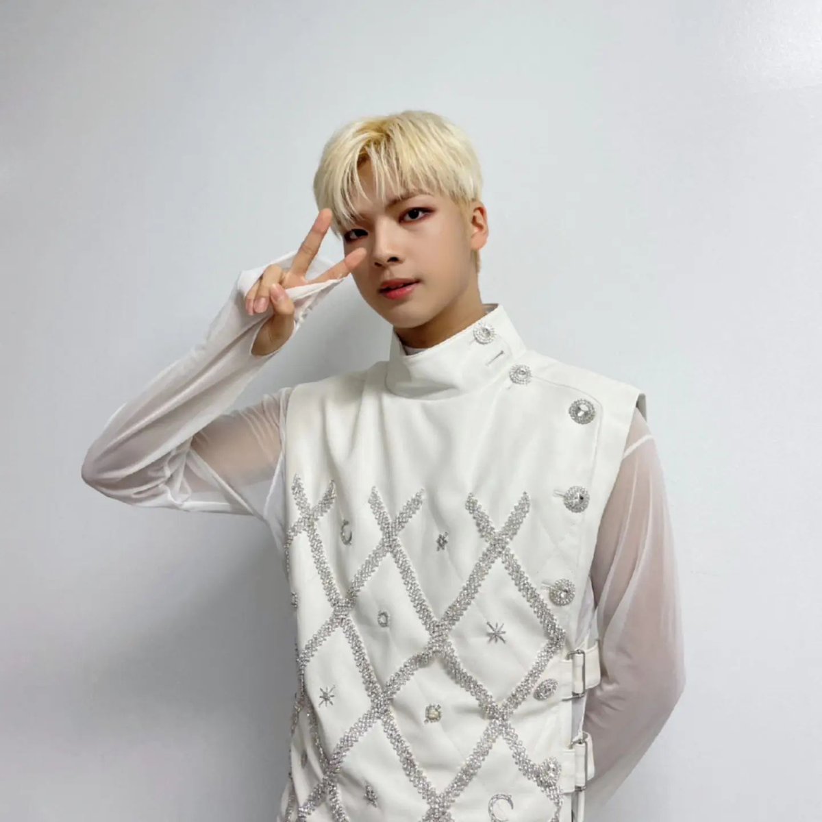 ghost9_ph's tweet photo. [220716 official.ghost9 IG]

🐭✌️🤍

#준성이의스타일기 #JunseongStyle
#최준성 #CHOIJUNSEONG
#GHOST9 #고스트나인 https://t.co/1g9IXlEduy