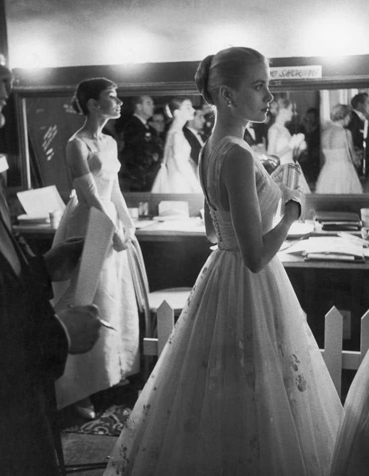 Audrey Hepburn y Grace Kelly esperando entre bastidores para presentar los Oscars en los premios de la Academia de 1956.
Hepburn entregó la estatuilla de Mejor Película a Marty y Kelly le entregó el de Mejor Actor a Ernest Borgnine por la misma película.