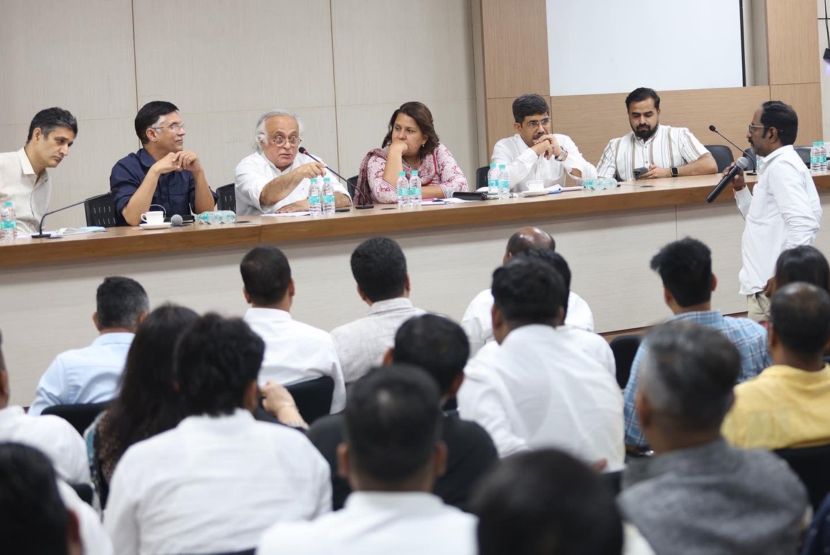 vbwalia's tweet photo. कांग्रेस सोशल मीडिया के सभी प्रदेश अध्यक्षों के साथ कम्यूनिकेशन टीम ने महासचिव प्रभारी जयराम रमेश जी के नेतृत्व में संवाद किया। अच्छा लगा की सभी में सुप्रिया जी के बनने से नयी ऊर्जा आयी है। पवन खेरा जी विनीत पुनिया जी अमिताभ दूबे जी और सभी सोशल मीडिया पदाधिकारियों का आभार। https://t.co/GiKqVPyN5z