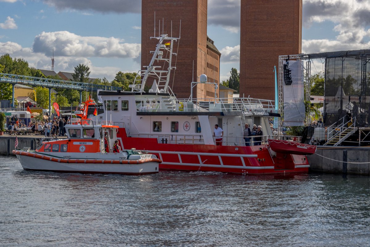 Hobbyfotografin's tweet photo. Trainingsschiff #CARLO_SCHNEIDER und Trainingsboot #MERVI der @Seenotretter gestern zusammen in #Neustadt i. Holstein beim #TagderKüstenwache. 😎 https://t.co/ALe0MVRcIn