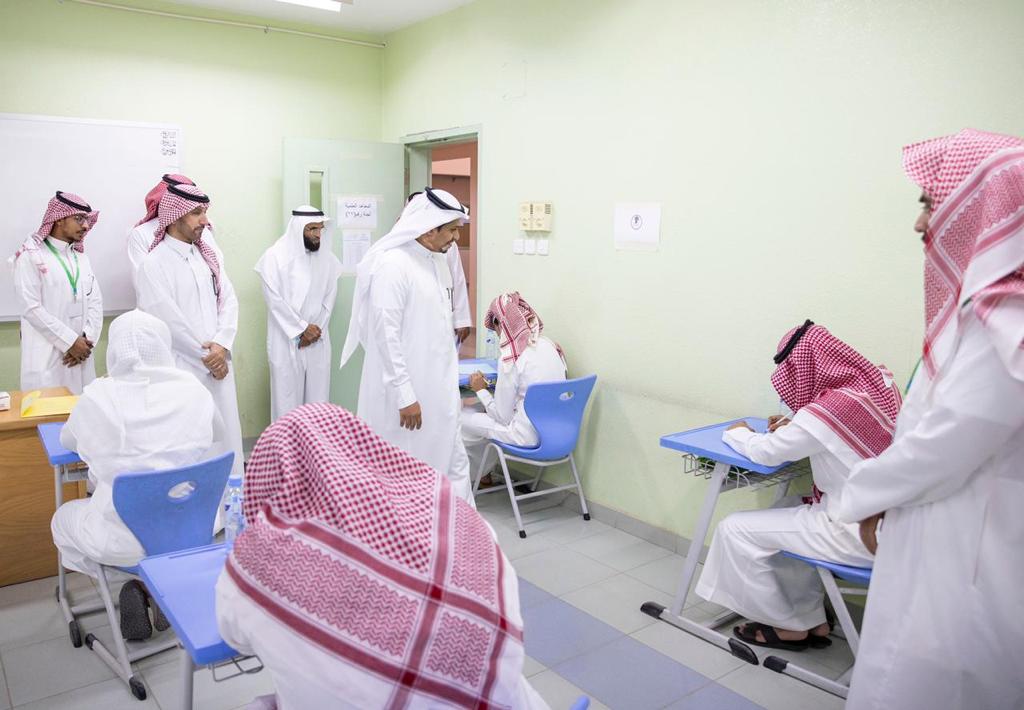 مدير عام #تعليم_الرياض يزور ثانوية الإمام بن كثير للاطلاع على سير اختبارات الدور الثاني للطلاب والطالبات المتوقع تخرجهم لهذا العام 1443هـ .