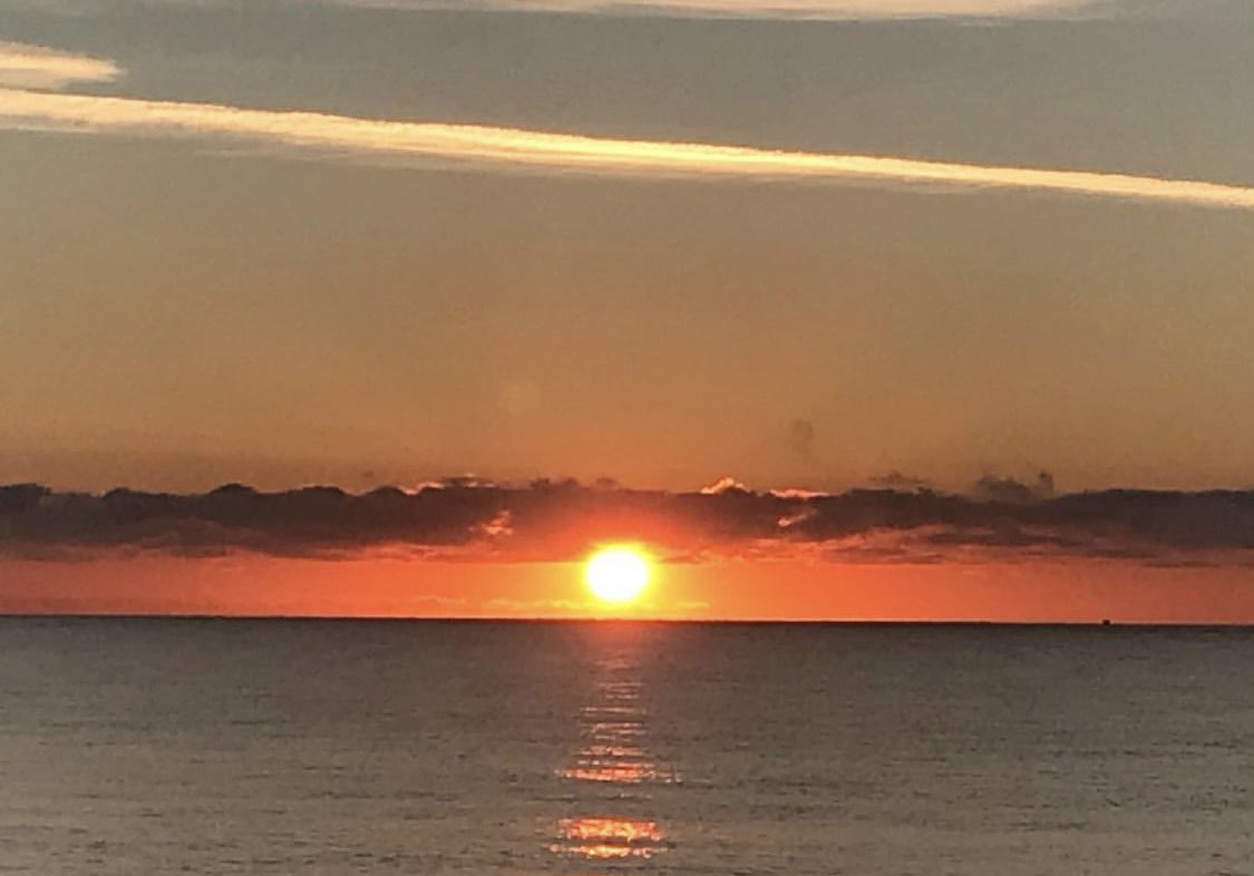 A beautiful sunrise in Aldeburgh as we brace ourselves for soaring temperatures. Take care in the heat everyone. ☀️🔥
•
#aldeburgh #sunrise #suffolk #jubileehall #sunshine