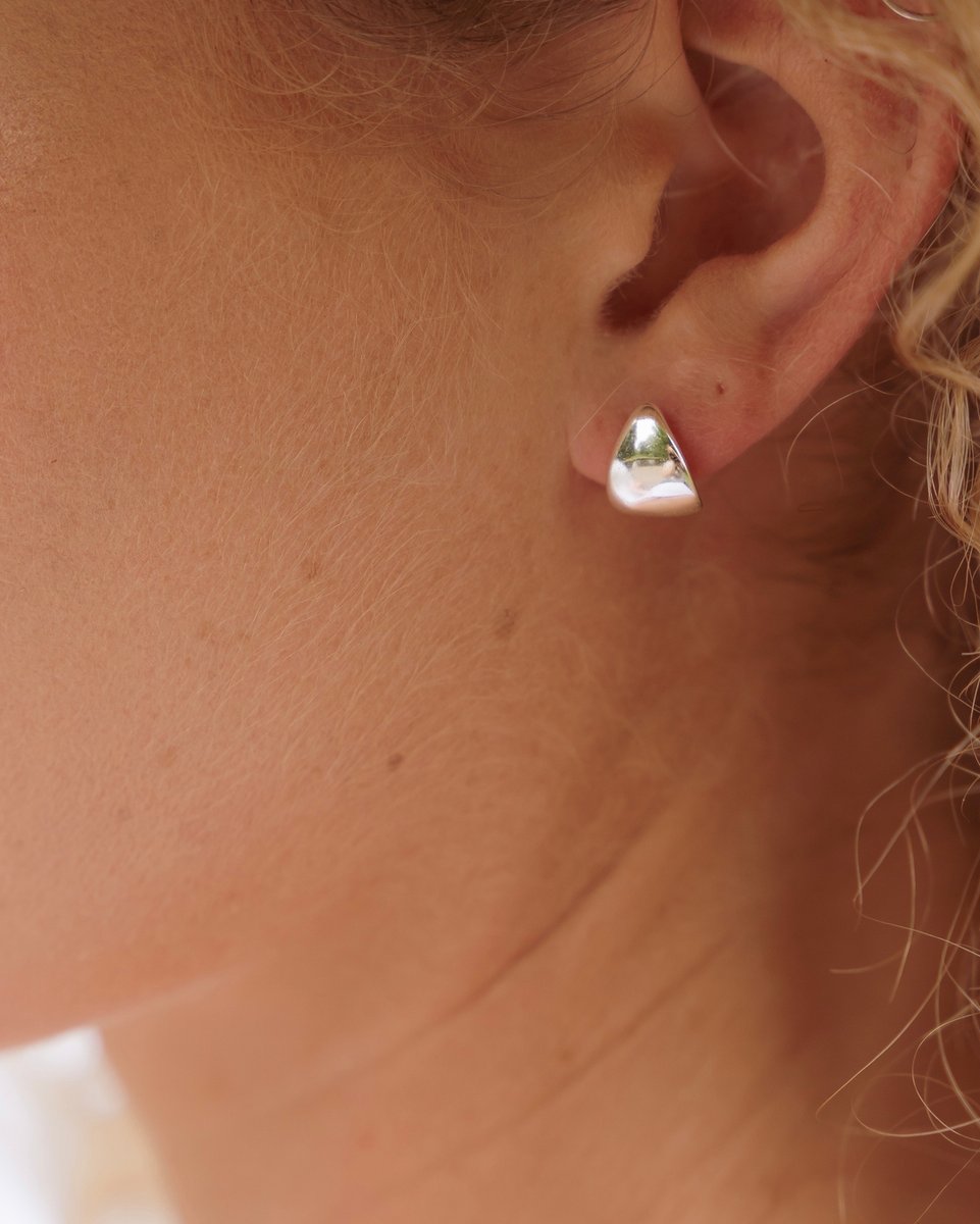 The Pebble Studs 🌊 

Our sterling silver Pebble stud earrings organically evolved - shaped by the relentless tide, engrained by the sandy seabed and sculpted by the ocean waves. 

These intricate, eye-catching everyday earrings have been created in solid recycled sterling silv