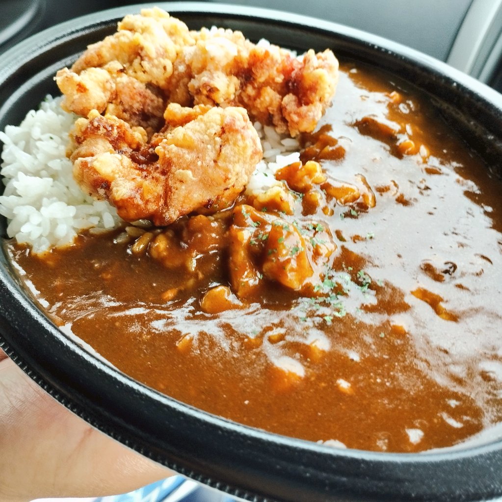 こんにちはー！🏌️⛳️ 今日もどしゃ降りでした…🤣🤣🤣💦 お弁当だけでも！ 塩ザンギカレーをいただきました。😋 サクサクザンギ美味しかったな！