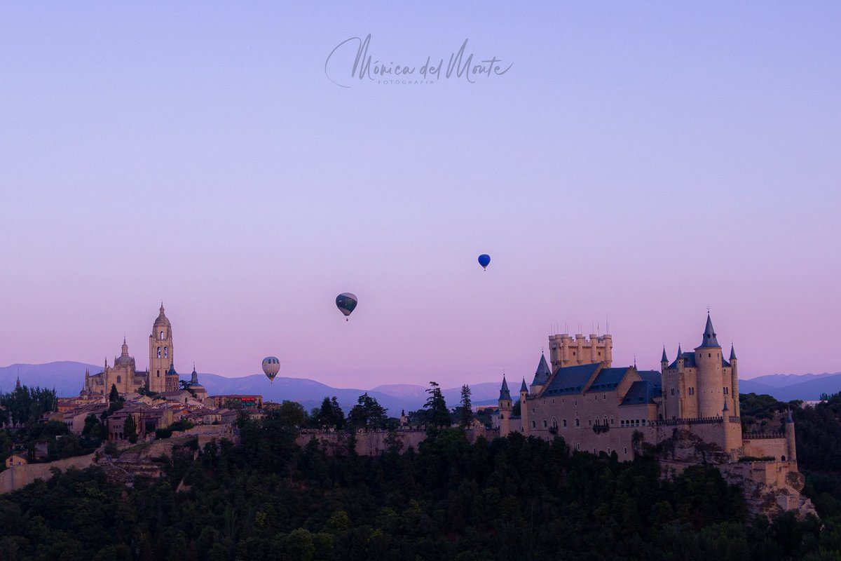 1 globo, 2globos, 3 globos....
#festivalglobossegovia #globosaerostaticos #hotairballoons #Segovia #castillayleon #alcazardesegovia #catedraldesegovia #atardecer #sunset #canonespaña #tufotonatgeo