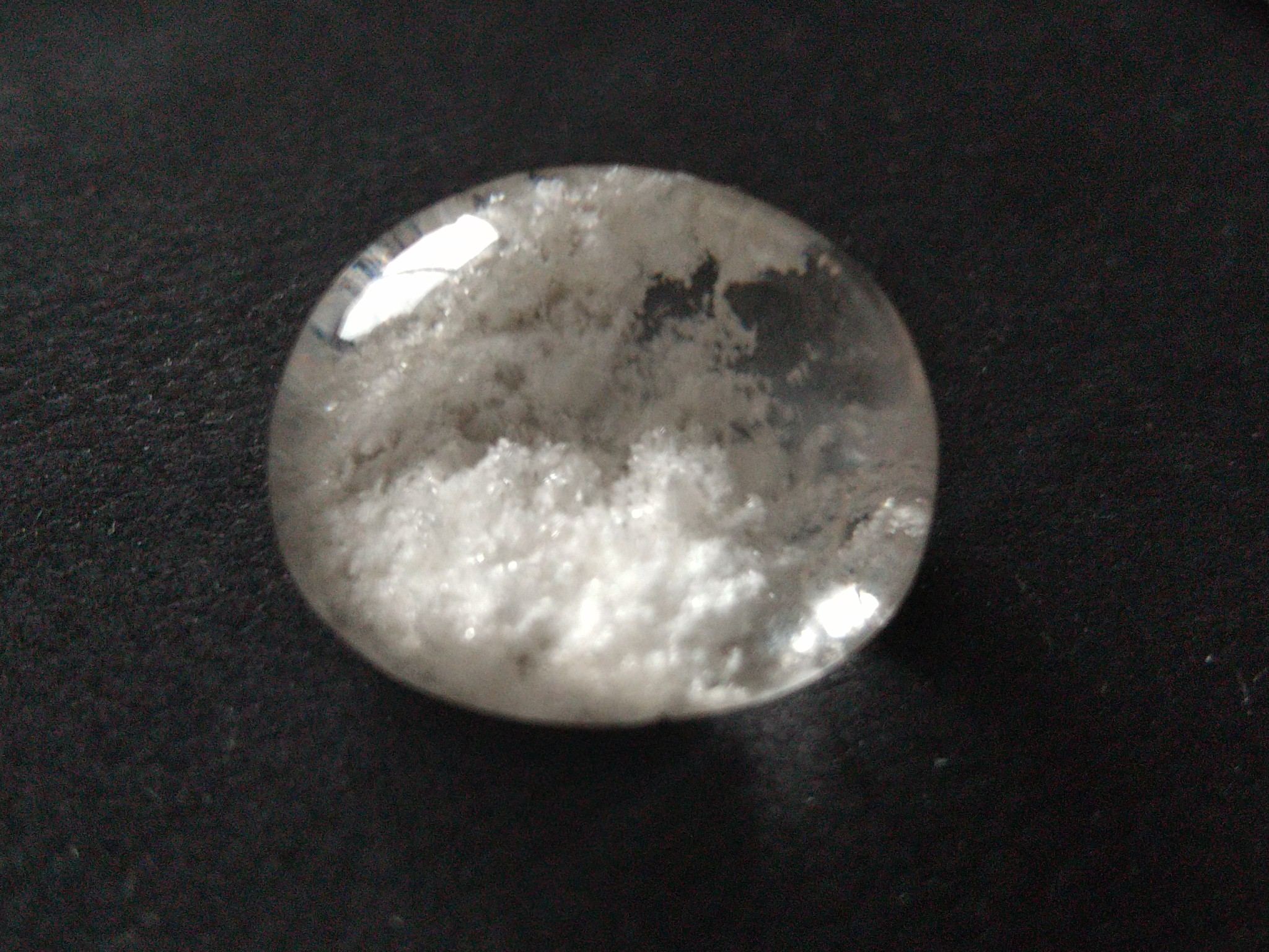 そら In A Mineral Garden どうしたらこの石の魅力が伝わるかなと考えています まぁるい水晶の中に キラキラ白いインクル 白雲母だそう が雪雲のやうな景色を見せてくれる涼しげなピースです Quartz Brazil T Co Xtqpnki2ta Twitter