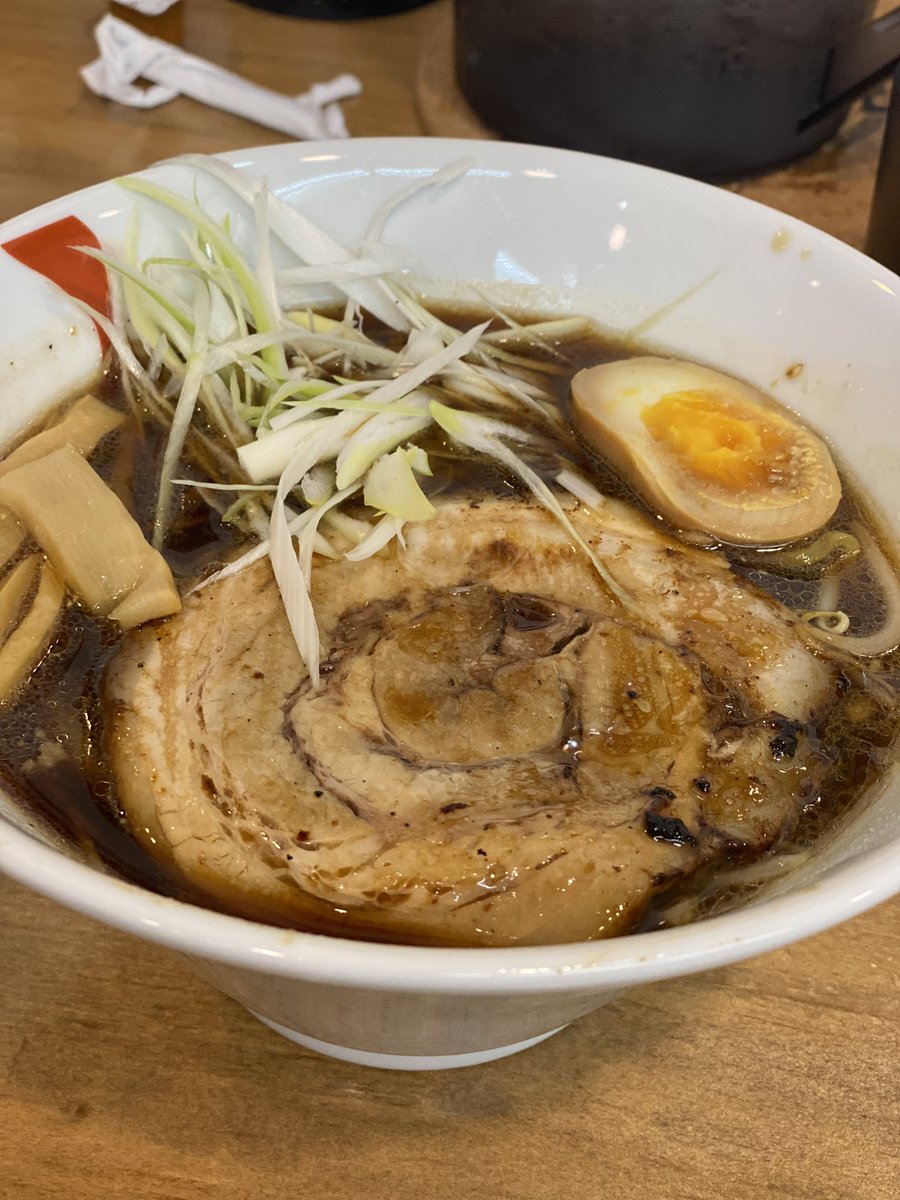 函館 はなぶさ 写真は、はなぶさ醤油 はなぶさ味噌。上湯の川店が最初。その後メガドンキ内に2店舗目。シャキネギとトロトロ焼豚、挽肉と縮れ麺が、奥深い醤油に絡まり旨い！まろやか濃厚味噌に一味と挽肉の塊が旨い！＃函館 ＃ラーメン ＃グルメ ＃昼飯