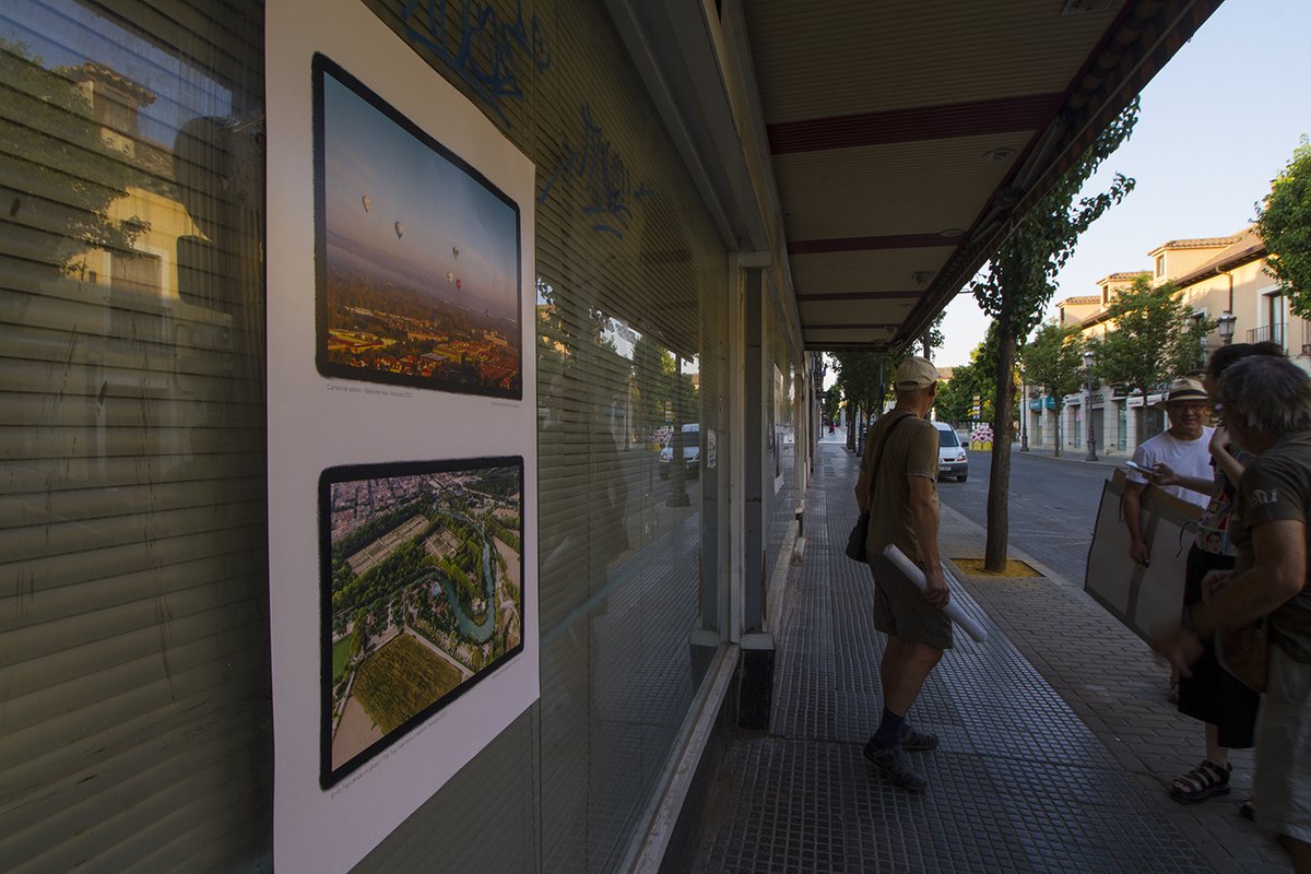 AranjuezSi's tweet photo. Hoy, también, Escapararte. Imagenes de #PhotoSiAranjuez en paredes y escaparates de la calles de #Aranjuez. Si no hay salas culturales públicas pues las pintamos en las calles #Stuard, #Almibar, #Real https://t.co/gav4yK3avQ