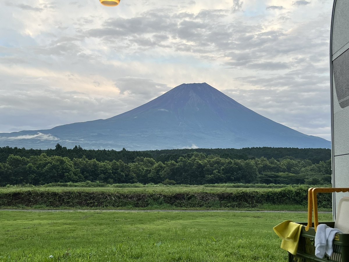 ela_temp's tweet photo. 久しぶりのキャンプ。昨日は生憎の曇り空と少し雨。僅かな時間だけど富士山がきれいに見えた。 https://t.co/zvzLyaECGx