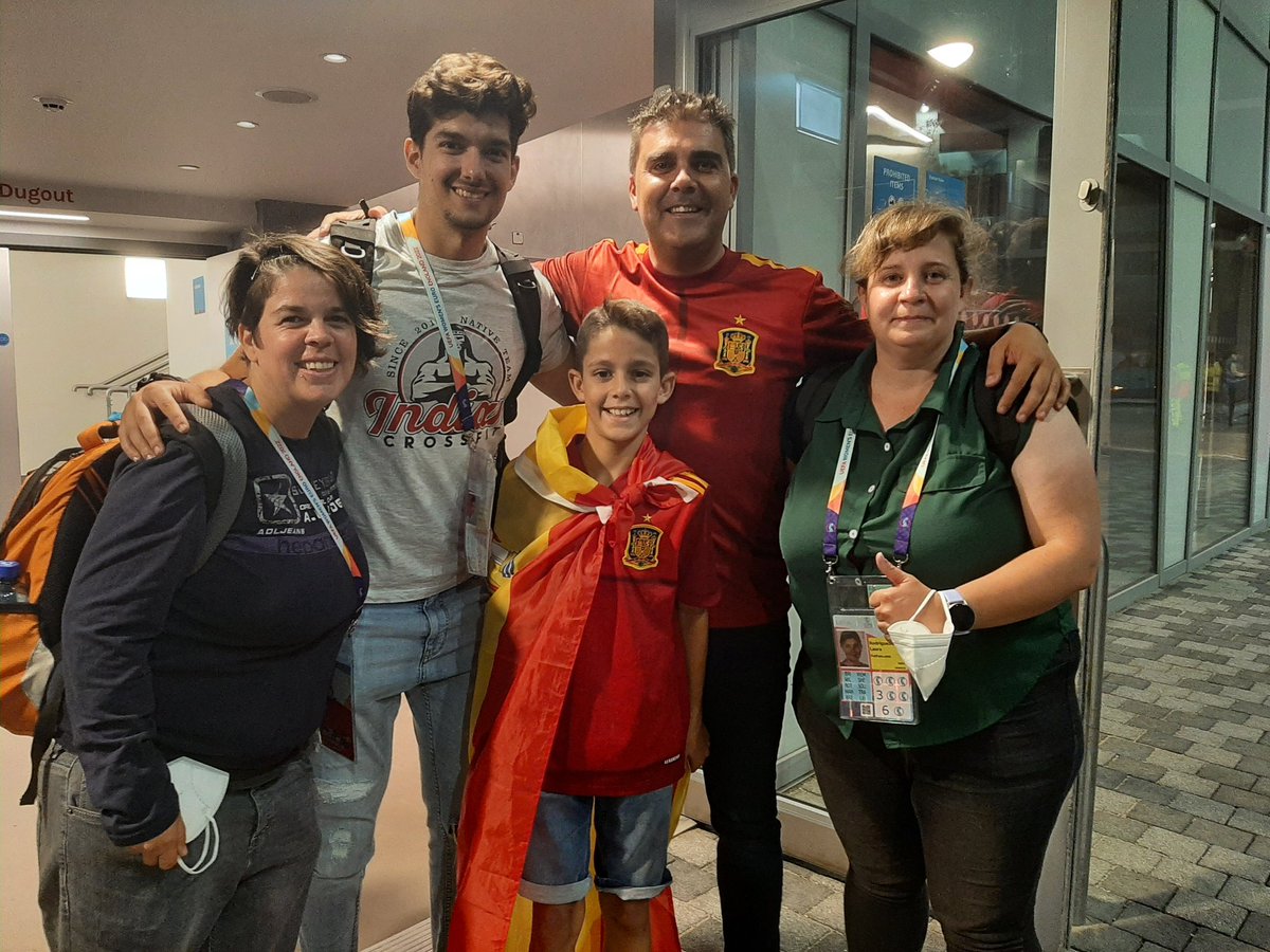 Con el equipo completo de <a href="/futfem/">FUTbol FEMenino</a>  en Brentford ¡¡

<a href="/LaluRAlbarran/">Lalu R. Albarrán 💬</a>
<a href="/Ale_Pecci97/">Alejandro Pecci</a> 
<a href="/AimaraGGil/">Aimara G. Gil</a>