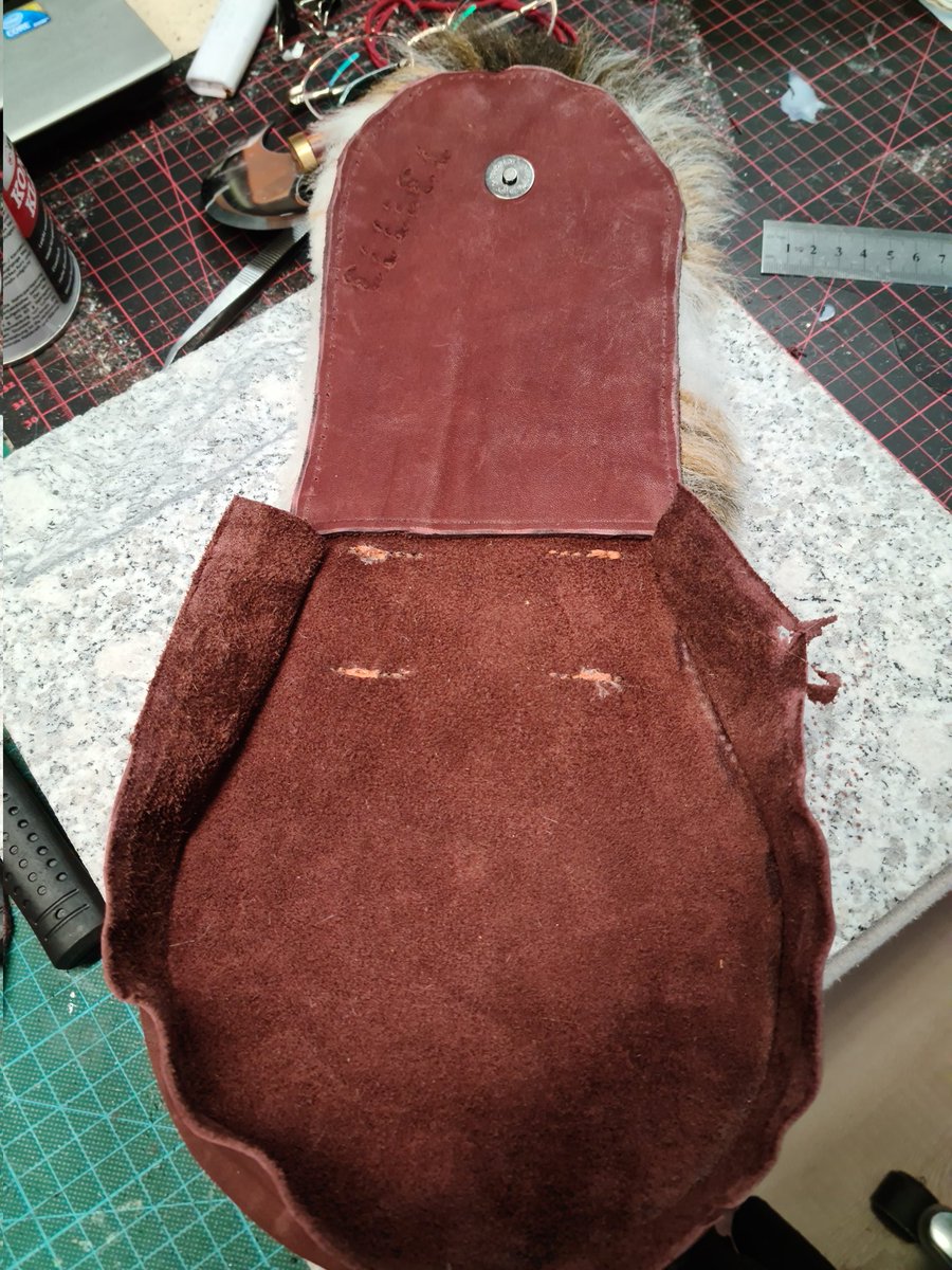 Mei_Schu_Kaffee's tweet photo. Ich hab euch ja gesagt das ich euch mit in meine Werkstatt nehme. 🤗
Hier entsteht eine Jagdtasche als Accessoire für einen schottischen Kilt.Gewünscht war die Klappe vorne mit Fell auszublenden.
#Echtleder #Kunstfell #Kleinunternehmen #MenjaHandmade #leather #Learhercraft https://t.co/vRnRQxpPlo