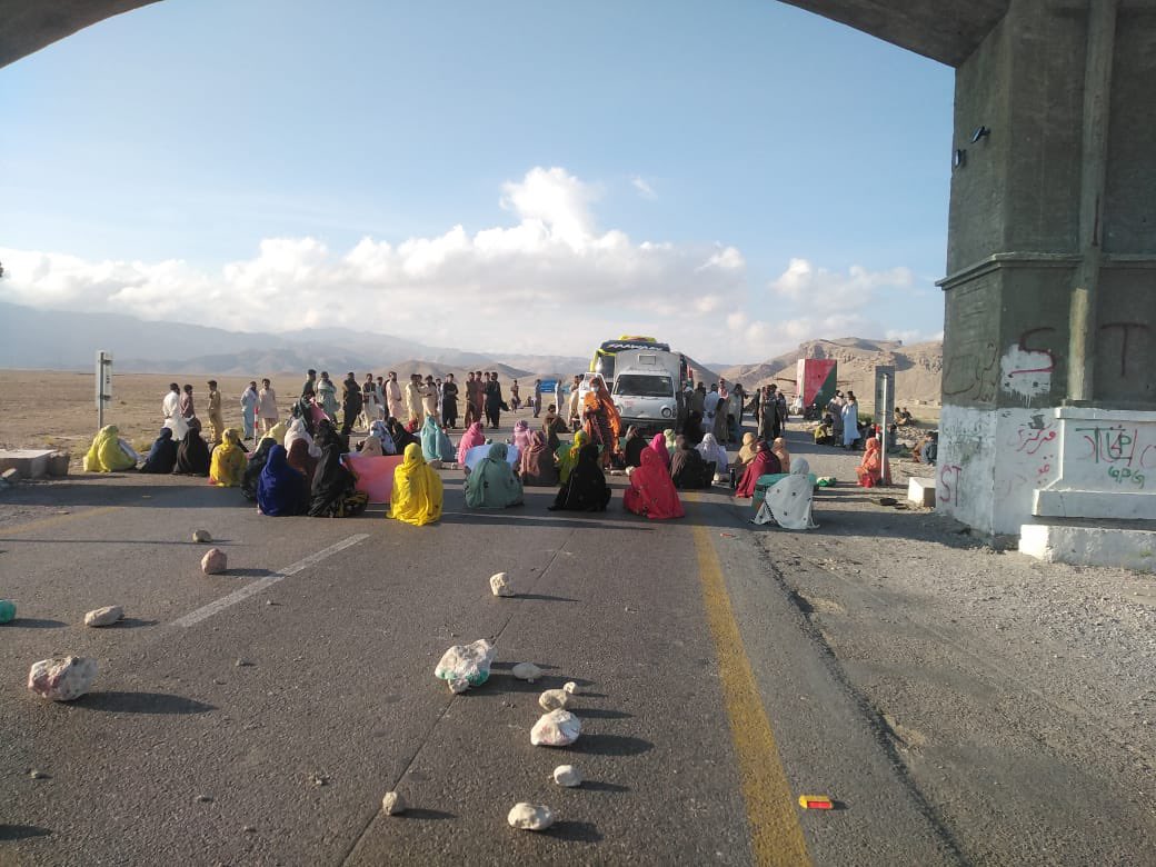 MahrangBaloch_'s tweet photo. Family of Kifyat Baloch,a teacher abducted on feb 2022 blocked d main RCD road for his save release while d commission on missing persons failed to recover enforcedly disappeared persons, the families r helpless & forced to take hard steps for save recovery of their beloved ones. https://t.co/wZtzdh4jVe