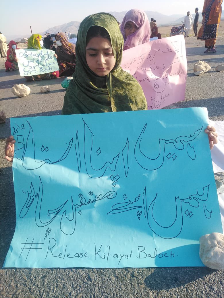 MahrangBaloch_'s tweet photo. Family of Kifyat Baloch,a teacher abducted on feb 2022 blocked d main RCD road for his save release while d commission on missing persons failed to recover enforcedly disappeared persons, the families r helpless & forced to take hard steps for save recovery of their beloved ones. https://t.co/wZtzdh4jVe