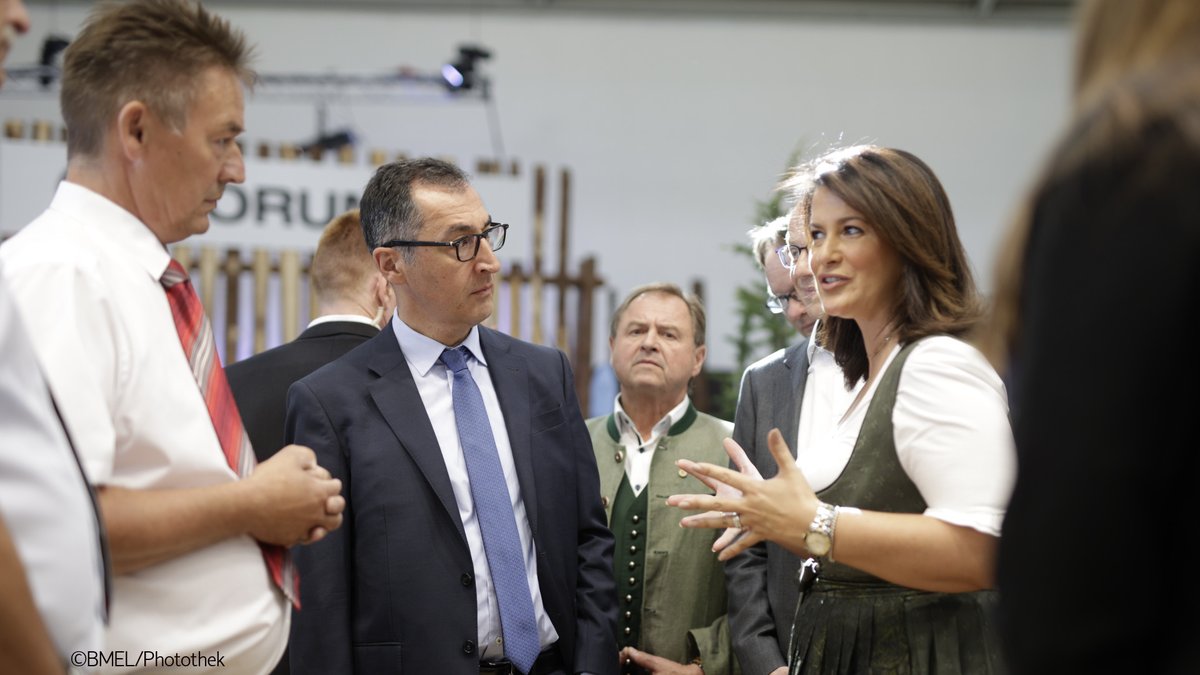 BMLEH_Bund's tweet photo. BM @cem_oezdemir trifft seine bayerische Amtskollegin #Kaniber und eröffnet die @INTERFORST 🌳 - internationale Leitmesse für Forstwirtschaft und -technik.
Die Auswirkungen der #Klimakrise stehen dabei im Zentrum. Wir fördern resiliente und produktive Wälder ⬇ #Interforst https://t.co/kewQ3R558Z
