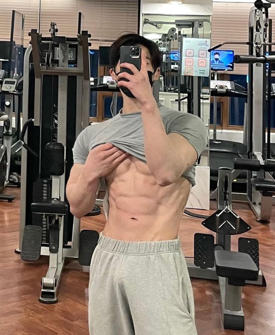 Crystal52275950's tweet photo. 이런몸매 좋아해? 형님들 어떻게 놀까요 ? 
#게친소 #ㄱㅊㅅ #게이 https://t.co/0muBovPDxF
