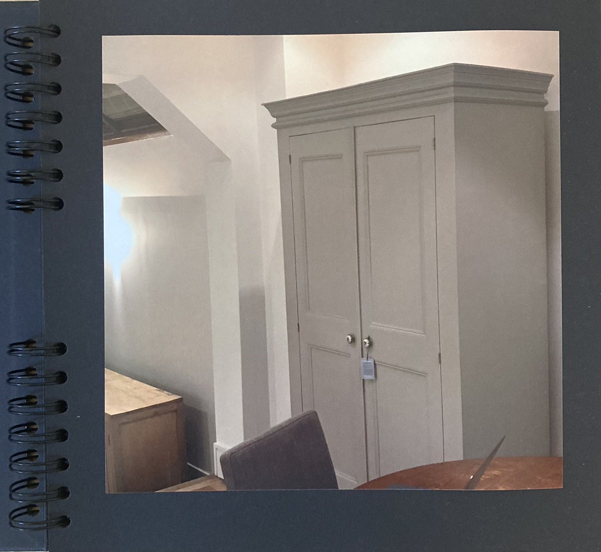 CondoverFurnit1's tweet photo. A past piece of work sitting in it’s home in #Chelsea #London. Every piece hand painted or hand waxed, never sprayed. Shop online, shipping nationwide 🚛 Call for quote to yr postcode #condoverfurniture #restored #furniture #ecofriendly #chelsealife #london #edinburgh #eatsussex https://t.co/874k8GPYRv