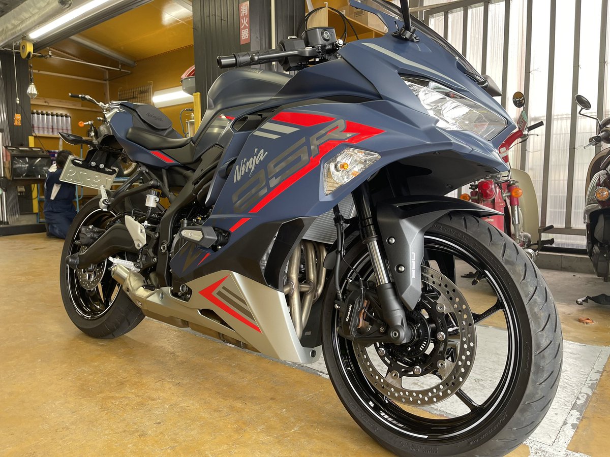 Ryuuta_25R's tweet photo. Kawasaki   ZX-25R   22年モデル納車しました！👏
これから慣らし頑張ります、
 #kawasaki
 #zx25r  #納車 https://t.co/lt6np7wrQr