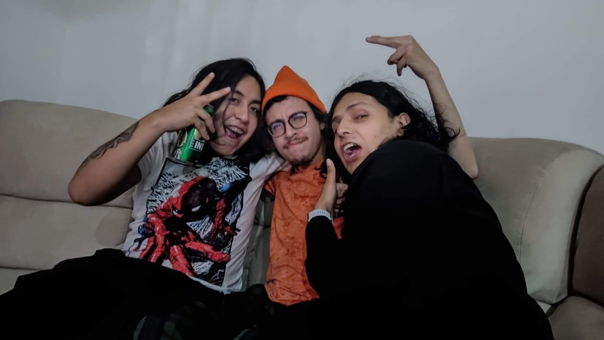 ¿Quién twittea una foto con los panas a las 3 de la mañana?

<a href="/darkthanos/">El Chilaquiles //</a> <a href="/6sergioad9/">Sergio ad</a>