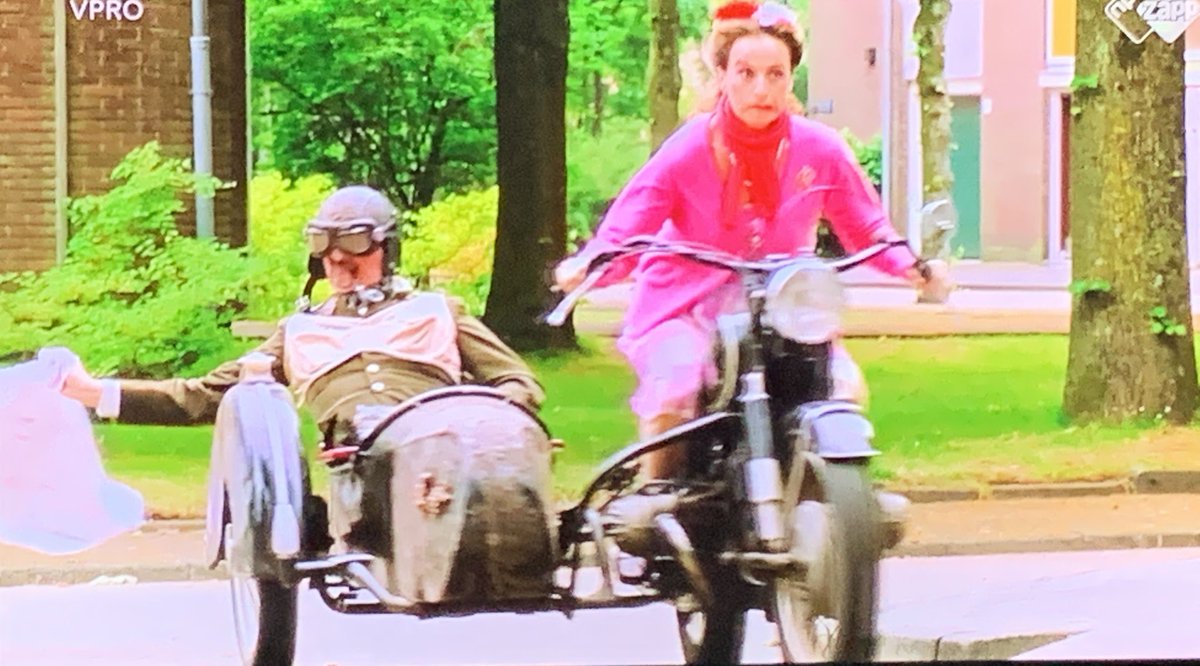 Westrik's tweet photo. Sorry hoor maar zulke leuke en goede herinneringen aan!
#loenatik #tv #kids #ochtendtv @npozapp @vpro #bijzondergewoon #drDolittle #MevrouwdeHaas #deMajoor #BepBrul #Fats #zustertenHoeven #Bomhoff https://t.co/zCQtCH6BrV