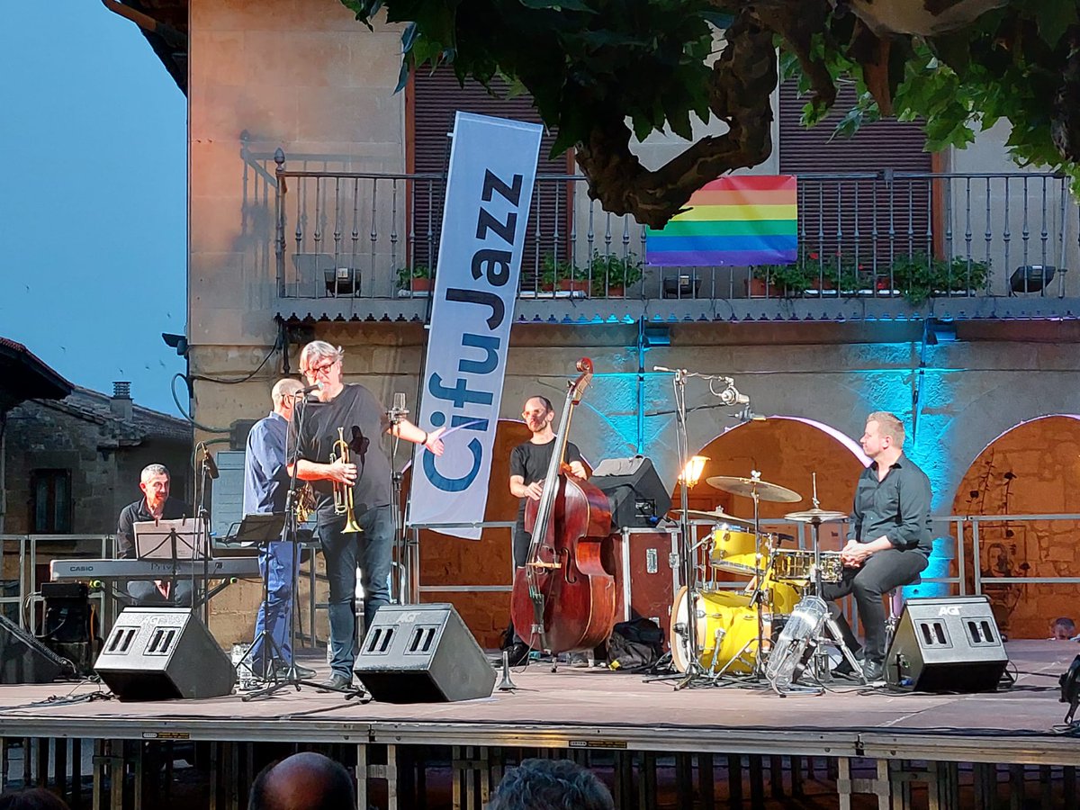 El #Jazz 🎼🎵🎶llenó ayer la Plaza Mayor de <a href="/Elciego/">Turismo Elciego</a> durante el concierto <a href="/cifujazz/">CIFU Jazz</a> gracias a <a href="/JazzDavidPastor/">David Pastor Jazz</a> , uno de los grandes trompetistas 🎺 de nuestros días. 
Moltes gràcies, mestre! 👏👏👏

#Elciego #riojaalavesa #AlavaTurismo #visitalava #VisitEuskadi #Euskadi