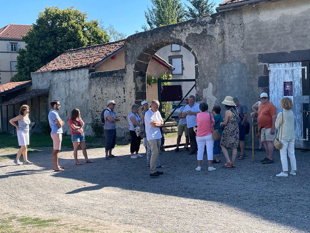 clubhistorique's tweet photo. Ce matin, dans le cadre du festival On Connaît La Chanson, nous proposons une visite spécifique du système hydrographique de l’abbaye de Mozac : vivier, canaux, biefs, irrigation, moulins. 💦
#mozac #abbayedemozac #visiteguidee @RLV_agglo @PaysRlv @lamontagne_riom @TerraVolcana https://t.co/WixoHIp8lO