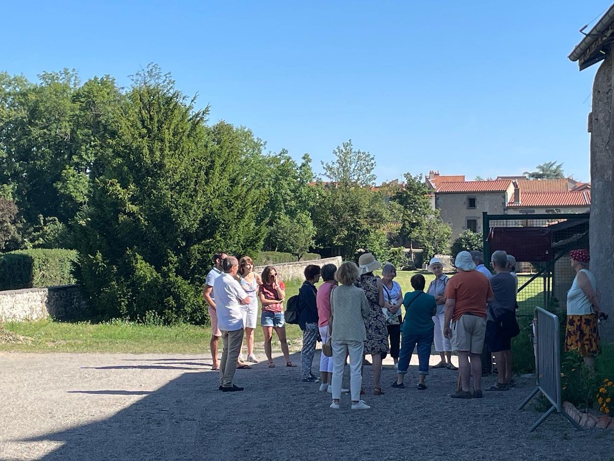 clubhistorique's tweet photo. Ce matin, dans le cadre du festival On Connaît La Chanson, nous proposons une visite spécifique du système hydrographique de l’abbaye de Mozac : vivier, canaux, biefs, irrigation, moulins. 💦
#mozac #abbayedemozac #visiteguidee @RLV_agglo @PaysRlv @lamontagne_riom @TerraVolcana https://t.co/WixoHIp8lO