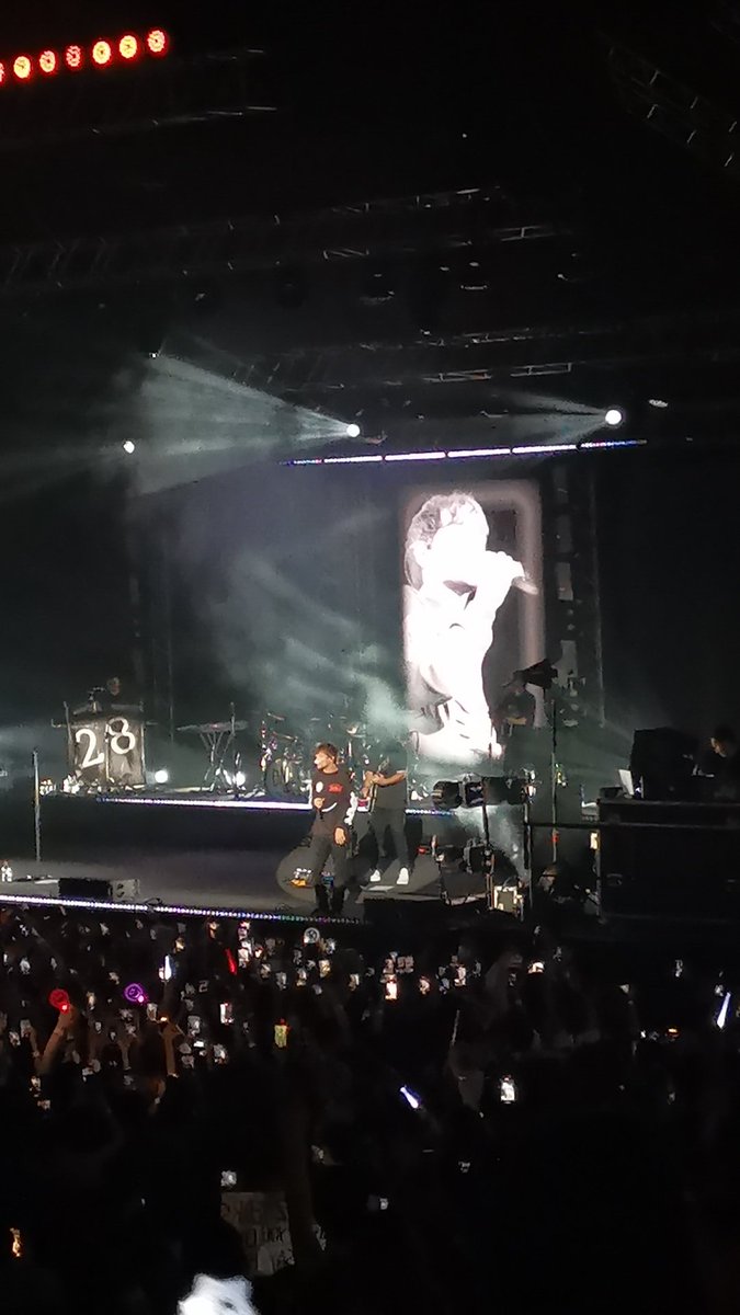 icheska's tweet photo. I finally met @Louis_Tomlinson..another dream come true..from watching his virtual concert to hearing him sing live. Your voice, your music is everything.. Finally made it, singing at the top of my lungs with you 🖤😅🎶 thank you louis please be back soon❤️ #LTWTManila https://t.co/YeOjdh5uT3