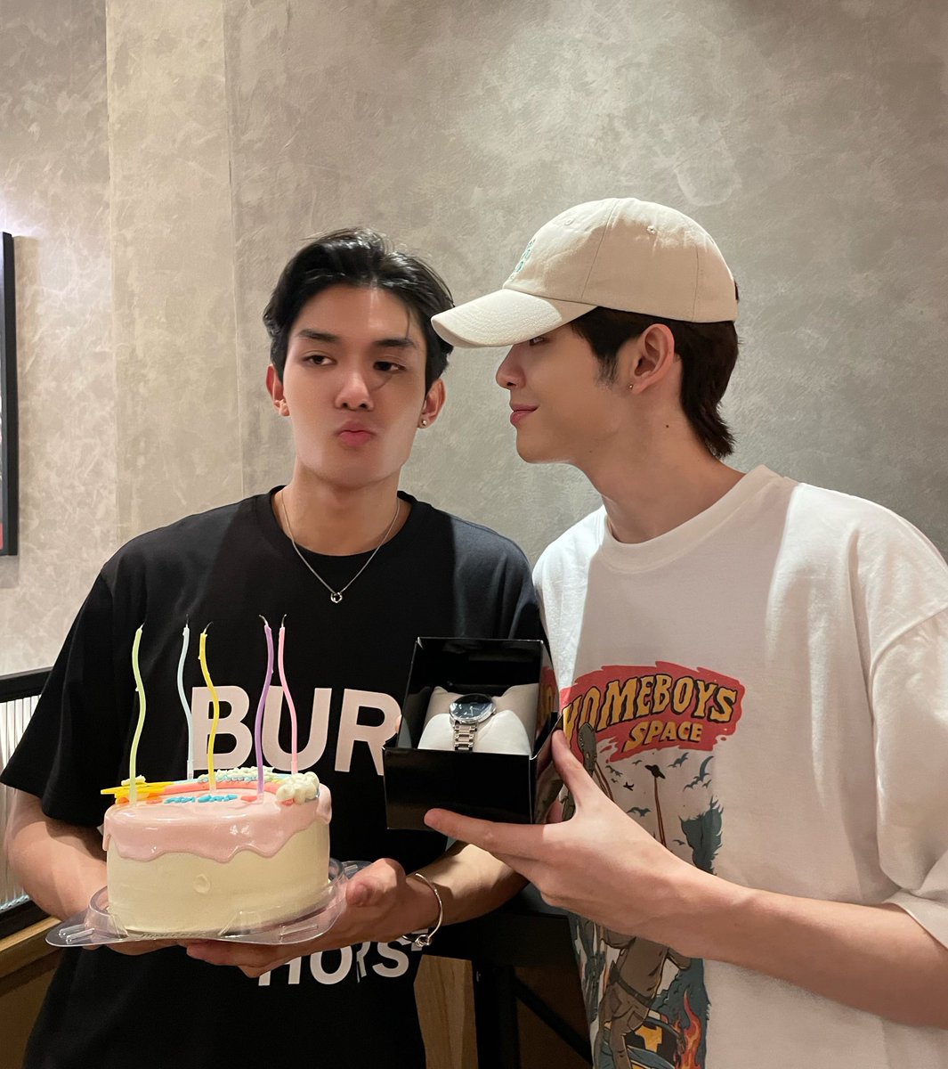 netsirahop's tweet photo. ㅤ
Thank you. I'm really happy. Happy birthday to me. 25 years old. 
ㅤ https://t.co/eUYGidNEHE