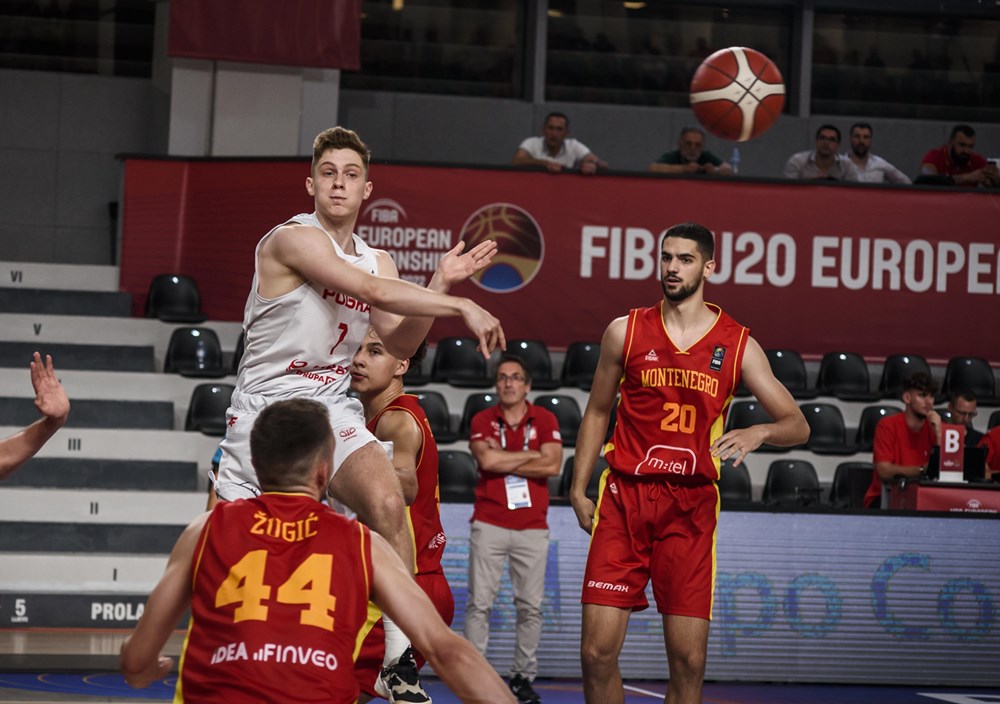 TwardePierniki's tweet photo. Wczoraj KOSZ KADRA pewnie wygrała z reprezentacją Czarnogóry 83:62. 💪
@tomaszesky 13 pkt, 2 zb, 3 as
@k7gordon 9 pkt, 3 as

Dzisiaj o 16:30 mecz Niemcy 🇩🇪 🆚 Polska 🇵🇱!
📺 Transmisja: https://t.co/mFVcTPoXR9
Kibicujemy mocno! ⚪️🔴🏀

Fot.FIBA

#TwardePierniki #NajlepszePrzedNami https://t.co/QjjMhpH1l6