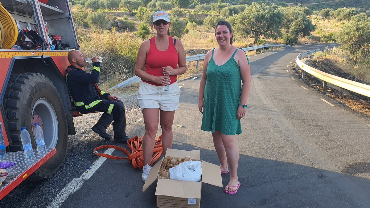 JosueCuellarSan's tweet photo. Este es el servicio de logística de  @jcyl @naturalezacyl en el #IFCebreros. Estas vecinas que cajas en mano y a pié,con un calor de justicia, subían carretera arriba hasta nuestras posiciones a trernos lo que necesitábamos. @alferma1 si tienes pelotas ahora desmiente esto tbien https://t.co/PHyKPqkglN