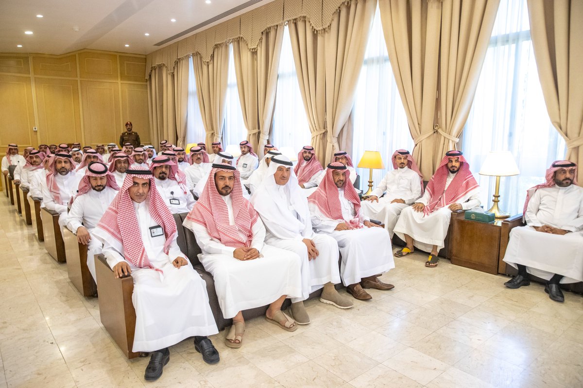 سعادة وكيل #إمارة_منطقة_حائل أ.عادل بن صالح آل الشيخ يستقبل بديوان الإمارة وكلاء ومديري العموم ومديري الإدارات والأقسام ومنسوبي الإمارة الذين قدموا التهنئة بمناسبة عيد الأضحى المبارك.
وبادلهم آل الشيخ التهنئة بهذه المناسبة سائلاً الله تعالى أن يعيدها على الجميع باليمن والمسرات.