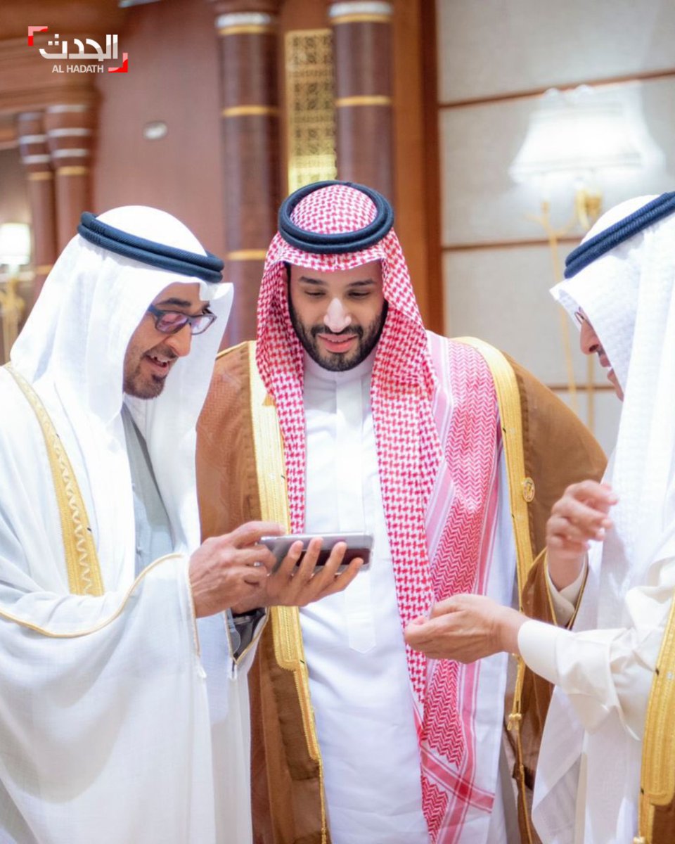 AlHadath's tweet photo. لقطات ودية تجمع ولي العهد السعودي الأمير محمد بن سلمان مع رئيس دولة #الإمارات الشيخ محمد بن زايد خلال #قمة_جدة للأمن والتنمية
#السعودية 
#الحدث https://t.co/pQNimtXvu7