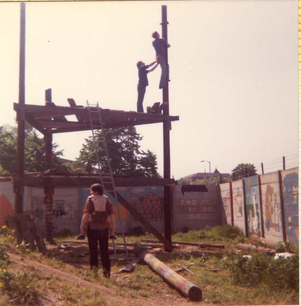 HelenHa94's tweet photo. @DavidN_Cahn @DavidN_Cahn this was the playground I grew up in. No health and safety involved. This was when the army came to help build a zip wire. No one was harmed in the making of this.😂 @EnjoyEY123 #riskyplay https://t.co/9npzQd7TKC
