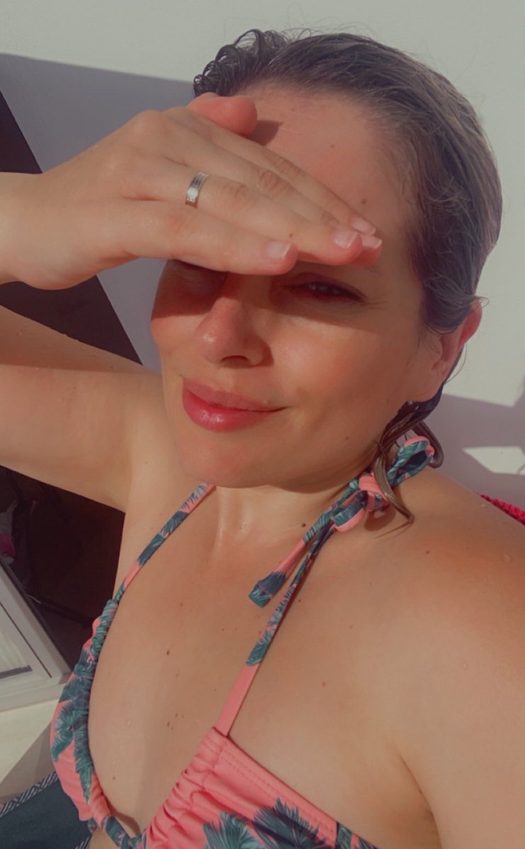 Maripo82's tweet photo. Mi interior me pedía un poco de atención.
En la casa nueva entra mucho sol, es casi transparente, por la cantidad de ventanas que tiene.
Desde bien temprano estamos en pie.
Hacemos lo que podemos…
Combatiendo el calor.
Feliz día,bombonets.
#mamisaturada
#minipiscina https://t.co/cNYo6rjm5p