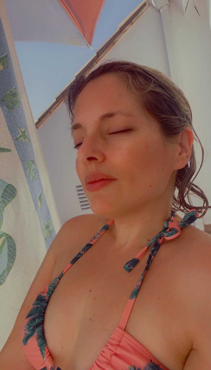 Maripo82's tweet photo. Mi interior me pedía un poco de atención.
En la casa nueva entra mucho sol, es casi transparente, por la cantidad de ventanas que tiene.
Desde bien temprano estamos en pie.
Hacemos lo que podemos…
Combatiendo el calor.
Feliz día,bombonets.
#mamisaturada
#minipiscina https://t.co/cNYo6rjm5p