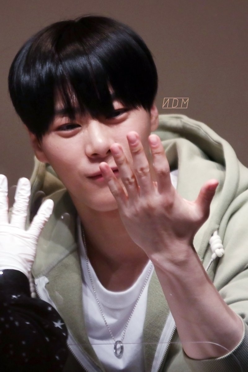 __N_D_M__'s tweet photo. 220205 NEIKIDNIS FAN SIGNING EVENT
#아스트로 #ASTRO #문빈 #MOONBIN https://t.co/PfUgadg09o