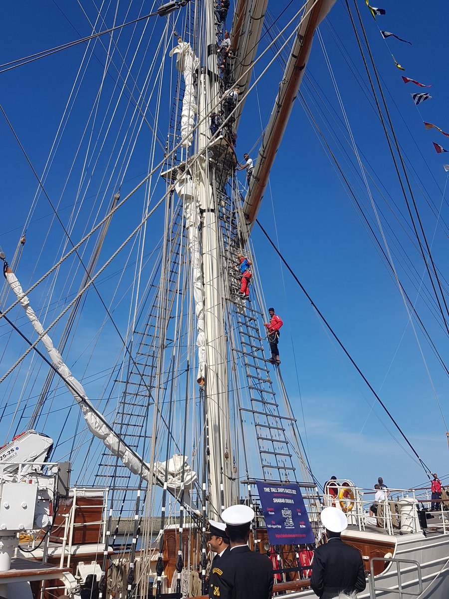 Avontuur op zondagochtend, bij de Shabab Oman II klimmen ze in de mast #TSRH2022 #Harlingen