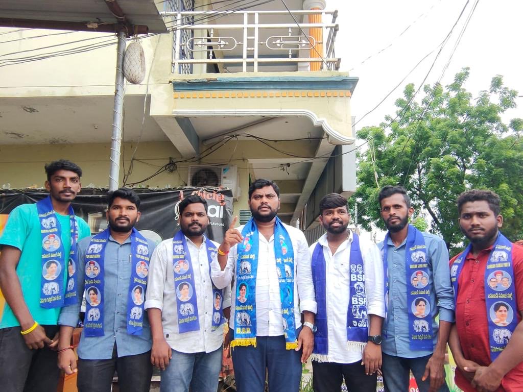 konkati_shekar's tweet photo. BSP నాయకుల అక్రమ అరెస్ట్ ని ఖండిస్తూ విద్యార్థుల భవిశ్యత్తుకు శాపంగా మారిన తెలంగాణ ప్రభుత్వంను గద్దెదించాలి బాసరలో 600వందల మంది విద్యర్థుల ప్రాణాలతో చెలగాటం ఆడిన బాధ్యతగా విద్యశాఖ మంత్రి సబితా ఇంద్రరెడ్డి వెంటనే రాజీనామా చేయాలి

కొంకటి శేఖర్ బీఎస్పీ చొప్పదండి నియోజకవర్గ ఇంచార్జి* https://t.co/hkPXVeEisS
