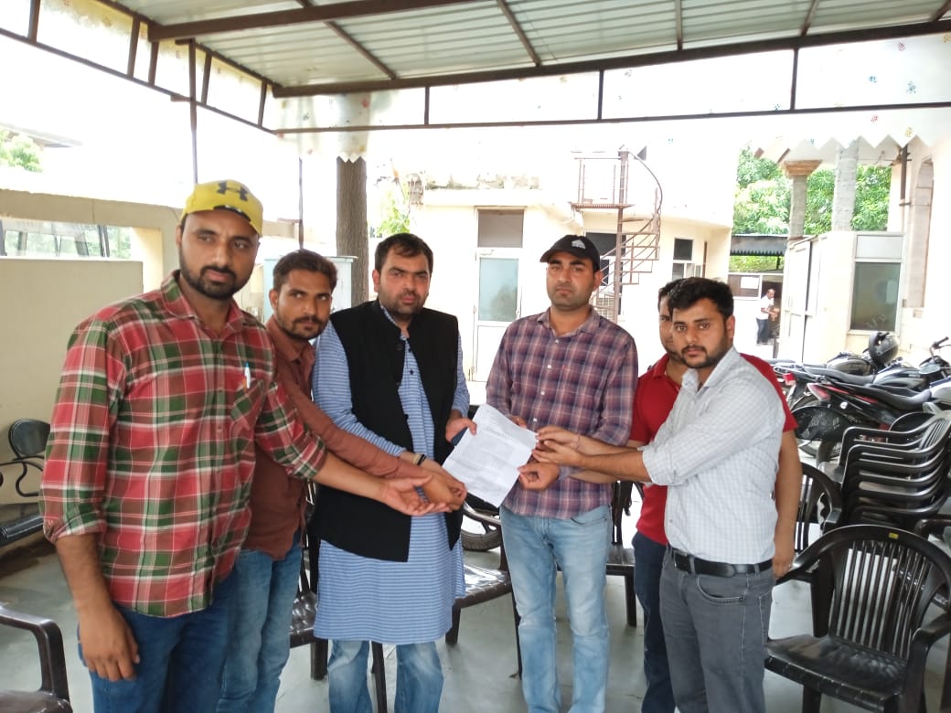 Iti भर्त्ती पूरी करवाने कि मांग को लेकर विधायक <a href="/Chiranjeev_INC/">Chiranjeev Rao</a> जी को मुख्यमंत्री के नाम सौंपा ज्ञापन।
विज्ञापन संख्या 12/2019 iti इंस्ट्रक्टर भर्त्ति जल्द पूरी करे श्रीमान।
 <a href="/cmohry/">CMO Haryana</a> <a href="/mlkhattar/">Manohar Lal</a> 
<a href="/DhimanSurender1/">Dr Surender Dhiman</a> <a href="/the_masla/">The Masla</a> <a href="/DeependerSHooda/">Deepender Singh Hooda</a> <a href="/BhupinderShooda/">Bhupinder Singh Hooda</a>
