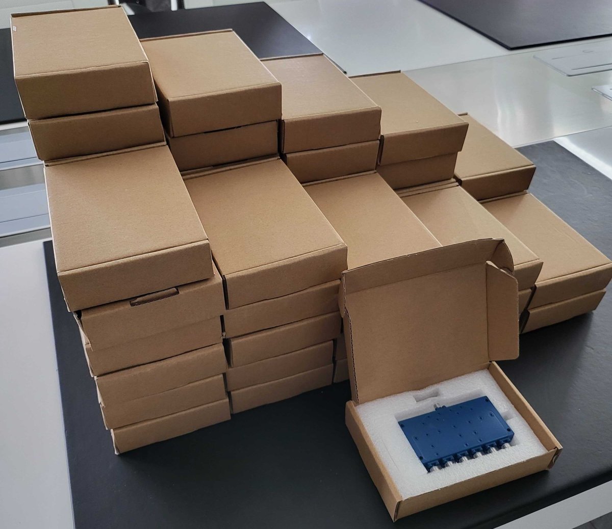 Aaronia_AG's tweet photo. Our Super Small DC to 8 GHz 6 Way Power-Splitter:
First batch just arrived. Super compact OEM version (only 93x45x12mm plus SMA connectors). Nice!
#Aaronia #Splitter #Devider #Combiner #GHz #RF https://t.co/RfgjFRoh0s