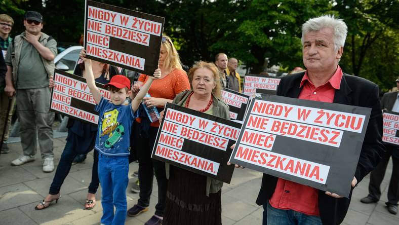 PiotrIkonowicz1's tweet photo. Mieszkanie stało się "instrumentem finansowym". Stąd mamy w Polsce 1.8 mln pustych mieszkań i ogromny głód mieszkaniowy. To się nazywa spekulacja. https://t.co/d2aZNBKclZ