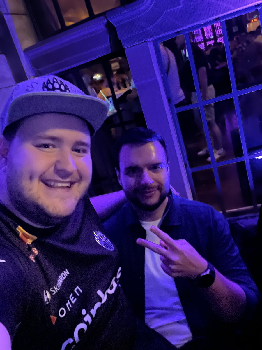 Ich bin 1,80m, 110KG schwer und er fragt einfach „Willst auf meinen Schoß ?“ 😂
Danke für das Foto 🙏🏼